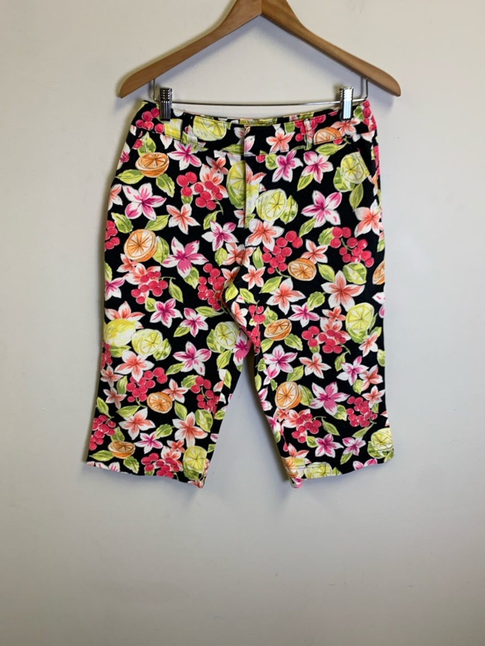 Briggs New York Black Floral & Citrus Print Petite Top